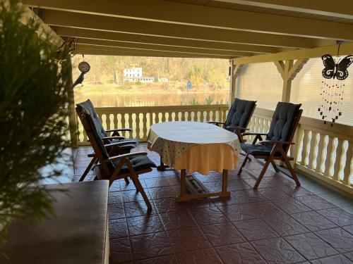 Balkoni atau teres di Ferienhaus am Elberadweg mit Sauna & Kamin - Natur, Erholung & S-Bahn-Anbindung - Saxon Oase