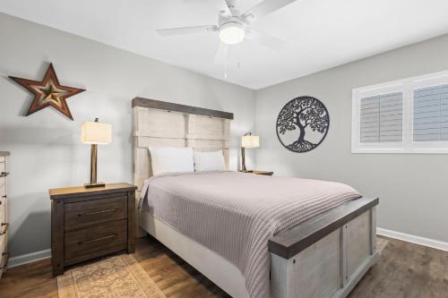 Un dormitorio con una cama grande y dos lámparas. en Gulf Tower 7D, en Gulf Shores