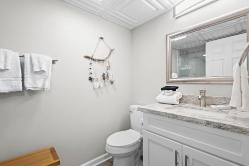 Un baño blanco con inodoro y lavabo. en Gulf Tower 7D, en Gulf Shores