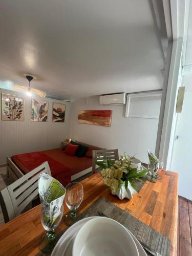a room with a table and a bedroom with a bed at Charmant Studio Cosy Amatera in Fort-de-France