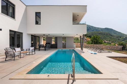 Πισίνα στο ή κοντά στο The One in Konavle, luxury villa near Dubrovnik