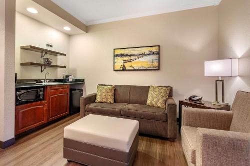 a living room with a couch and a table at Best Western Premier Bridgewood Hotel Resort in Neenah