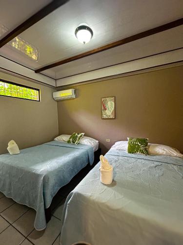 two twin beds in a room with at Cabinas Ole Caribe in Puerto Viejo