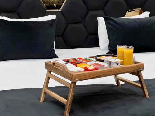 uma bandeja de comida numa mesa de centro numa cama em Royal Mansion Hotel em Baku