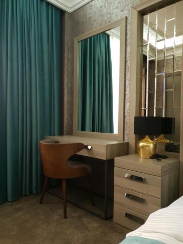 En eller flere senge i et værelse på Home Boutique Hotel