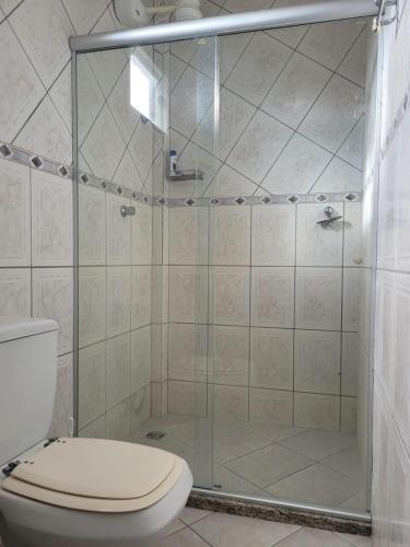 a bathroom with a shower with a toilet at Cacha Pregos Vera Cruz - BA in Vera Cruz de Itaparica