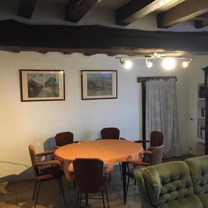 une pièce avec une table, des chaises et un canapé dans l'établissement maison chaleureuse, à Épiais