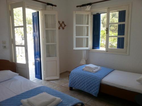 Postel nebo postele na pokoji v ubytování Panormitis house at Skalia