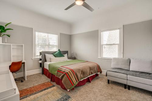 Una cama o camas en una habitación de 8 Mi to Bay Bridge Couples Getaway with Mtn Views!