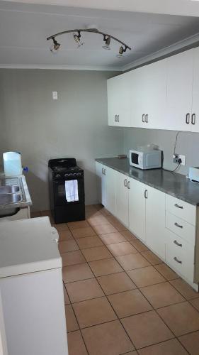 Kuchyň nebo kuchyňský kout v ubytování Emasimini Cottages