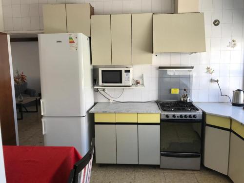 Kuchyň nebo kuchyňský kout v ubytování Edelweiss, amplio departamento
