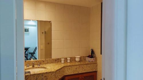 un baño con lavabo y espejo en Flat Residencial Praia da Barra, Piscina e Sauna - Frente Mar D68508, en Río de Janeiro