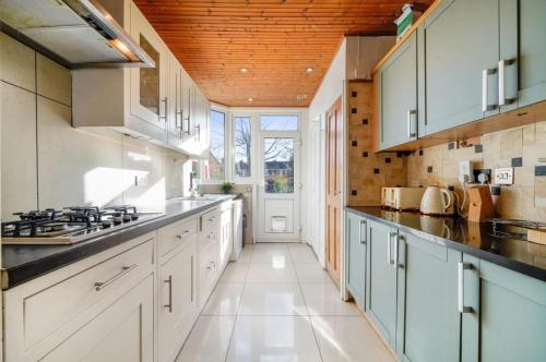 Η κουζίνα ή μικρή κουζίνα στο Lennox Gardens NW10