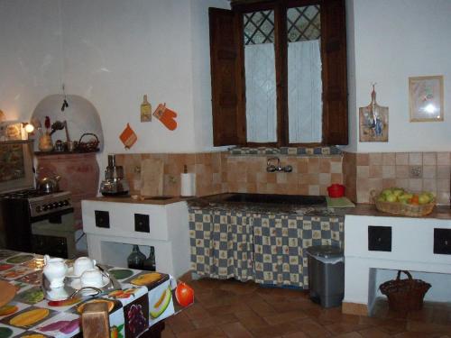 a kitchen with a table and a counter top at B&B Le Limentre in San Pellegrino al Cassero