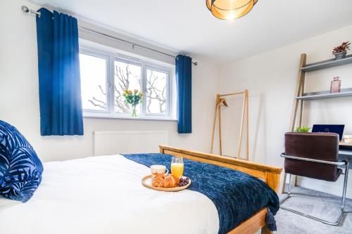 Ένα ή περισσότερα κρεβάτια σε δωμάτιο στο 2 Bed Elegant home with Parking in Harlow