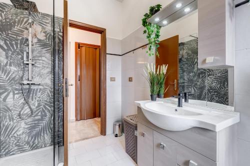 Near Metro A - Modern Boho Style Apartment