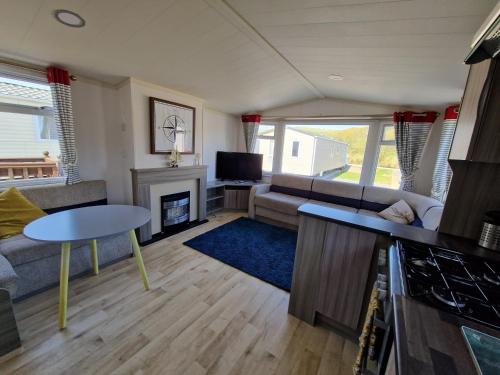 Η κουζίνα ή μικρή κουζίνα στο Sea Breeze Retreat 2 Bedroom Pet Friendly Caravan in Clarach Bay