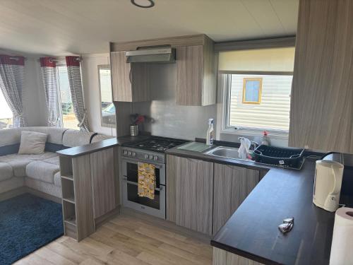 Η κουζίνα ή μικρή κουζίνα στο Sea Breeze Retreat 2 Bedroom Pet Friendly Caravan in Clarach Bay