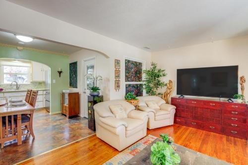 TV a/nebo společenská místnost v ubytování Walk to Downtown Atascadero Cottage with Sunroom!