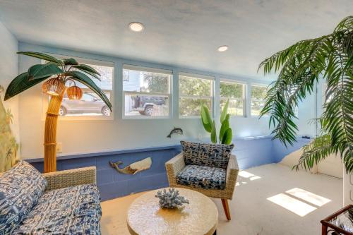 Posezení v ubytování Walk to Downtown Atascadero Cottage with Sunroom!