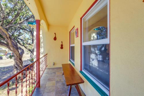 Balkón nebo terasa v ubytování Walk to Downtown Atascadero Cottage with Sunroom!