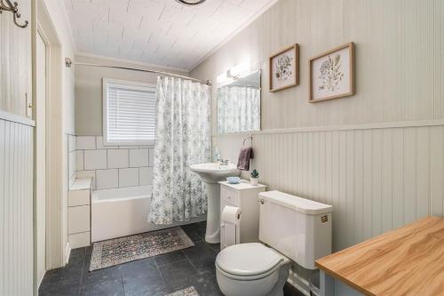 un bagno con un water, un lavandino e una vasca di HOT Spot Near Cajun Dome and Moncus Park Sleeps 8 a Lafayette