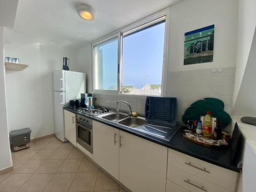 Dapur atau dapur kecil di Leme Bedje Three Bedroom - By Bobbywashere