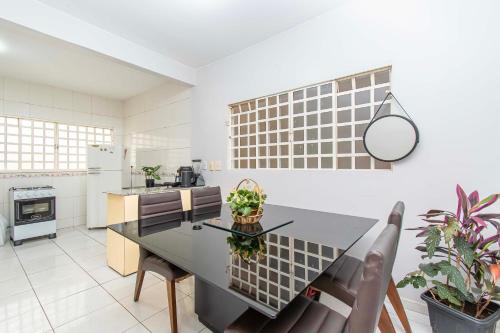 a kitchen with a dining room table and chairs at Centro de BSB - quarto duplo in Brasilia