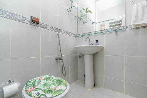 a bathroom with a toilet and a sink at Centro de BSB - quarto duplo in Brasilia