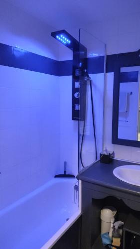 une salle de bain avec une baignoire et un lavabo dans l'établissement Les Issambres, appt 4 personnes, vue mer sur la Baie de Saint Tropez et le Golfe de sainte Maxime, aux Issambres