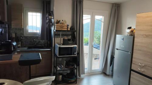 Η κουζίνα ή μικρή κουζίνα στο Les Issambres, appt 4 personnes, vue mer sur la Baie de Saint Tropez et le Golfe de sainte Maxime