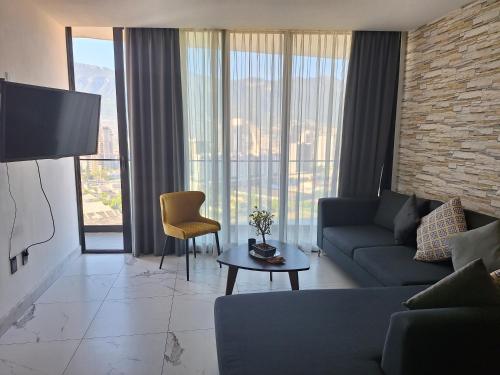 a living room with a couch and a table at Departamento con Gran Vista in Monterrey