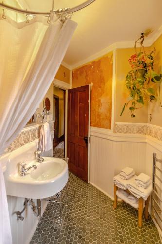 Bilik mandi di Charming 2BR 1901 Victorian Gem Apartment with AC