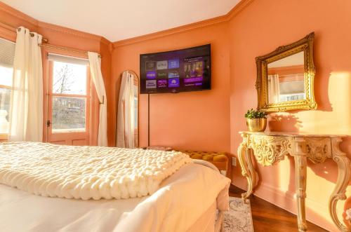Televisyen dan/atau pusat hiburan di Charming 2BR 1901 Victorian Gem Apartment with AC