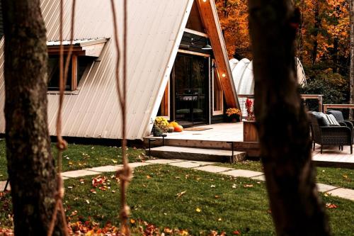 Ein Garten an der Unterkunft The A-Frame at Harvest Moon Acres