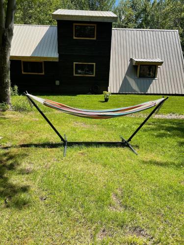 Ein Garten an der Unterkunft The A-Frame at Harvest Moon Acres