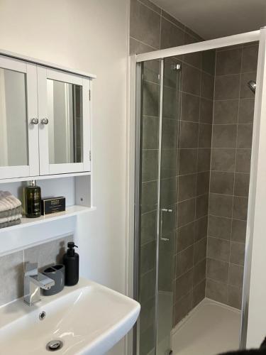 a bathroom with a shower and a sink at Sheffield 3-Bed Warm Comfy home in Orgreave
