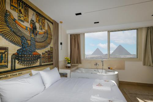 Ένα ή περισσότερα κρεβάτια σε δωμάτιο στο Pyramids View& Grand Museum With Jacuzzi On Eleven Floor & Roof Restaurant