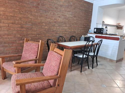 Un comedor con mesa y sillas en Tranquilo duplex frente al mar, en Monte Hermoso