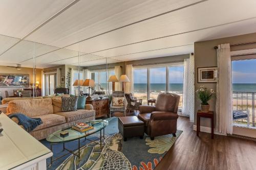 Zona de estar de Oceans Of Amelia - 203 Condo