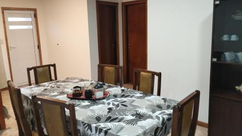 Una mesa con un mantel blanco y negro encima. en Posada del Ángel, en Rufino