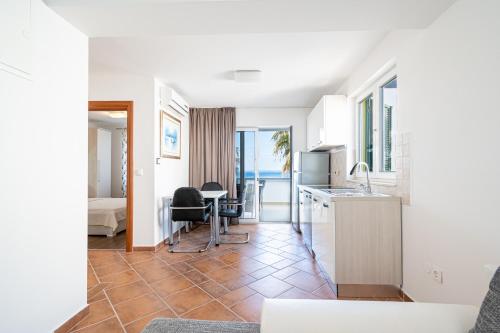 kuchnia i salon z widokiem na ocean w obiekcie Apartments by the sea Petrcane, Zadar - 3274 w Petrčane