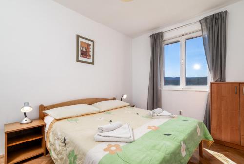 sypialnia z łóżkiem i oknem w obiekcie Apartments with parking spaces Rabac, Labin - 7622 w Rabacu