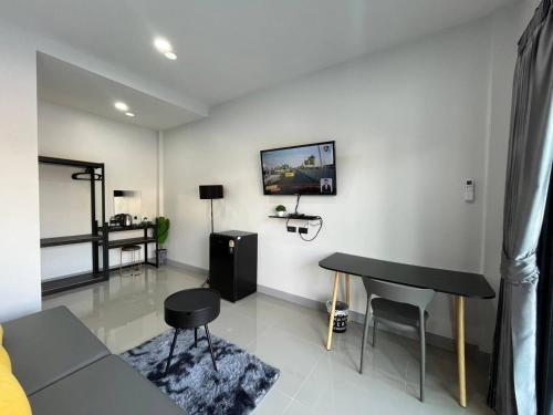 a living room with a table and a couch at Hillside Premium Hotel in Ban Huai Chiat