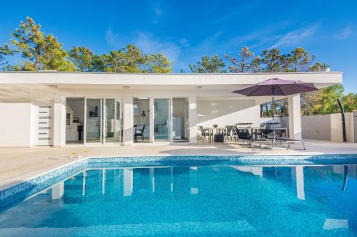 Family-friendly apartments with swimming pools Vir - Kozjak, Vir - 18589