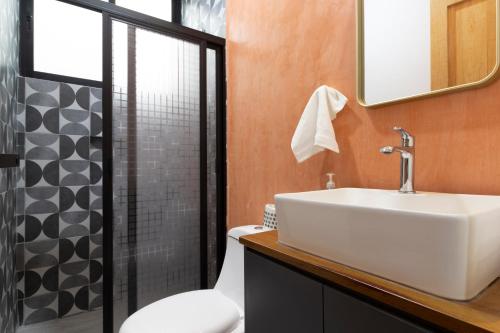 Ένα μπάνιο στο Lofts NUEVE - Centro Histórico Querétaro
