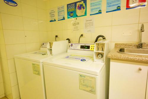 cocina con 2 neveras y fregadero en Excelente Vista al Mar 84, en Concón