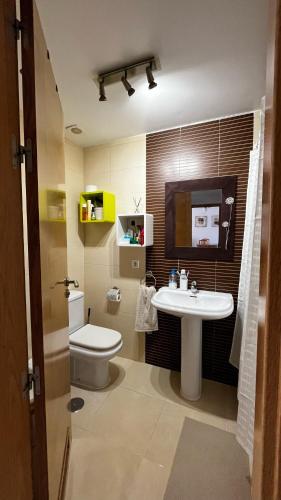 un baño con inodoro y lavabo en Mar de Aguadulce AC, en Roquetas de Mar