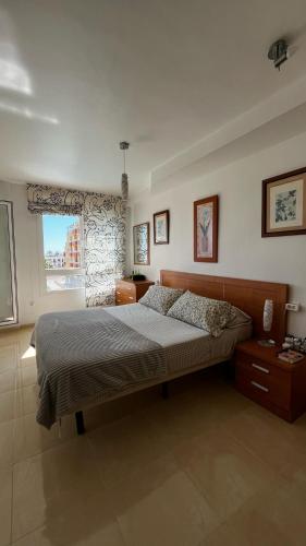 Un dormitorio con una cama grande y una ventana en Mar de Aguadulce AC, en Roquetas de Mar