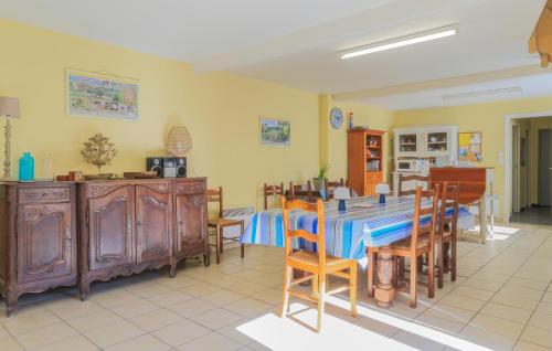 a kitchen and dining room with a table and chairs at Awesome Home In Hucqueliers With Wifi in Hucqueliers